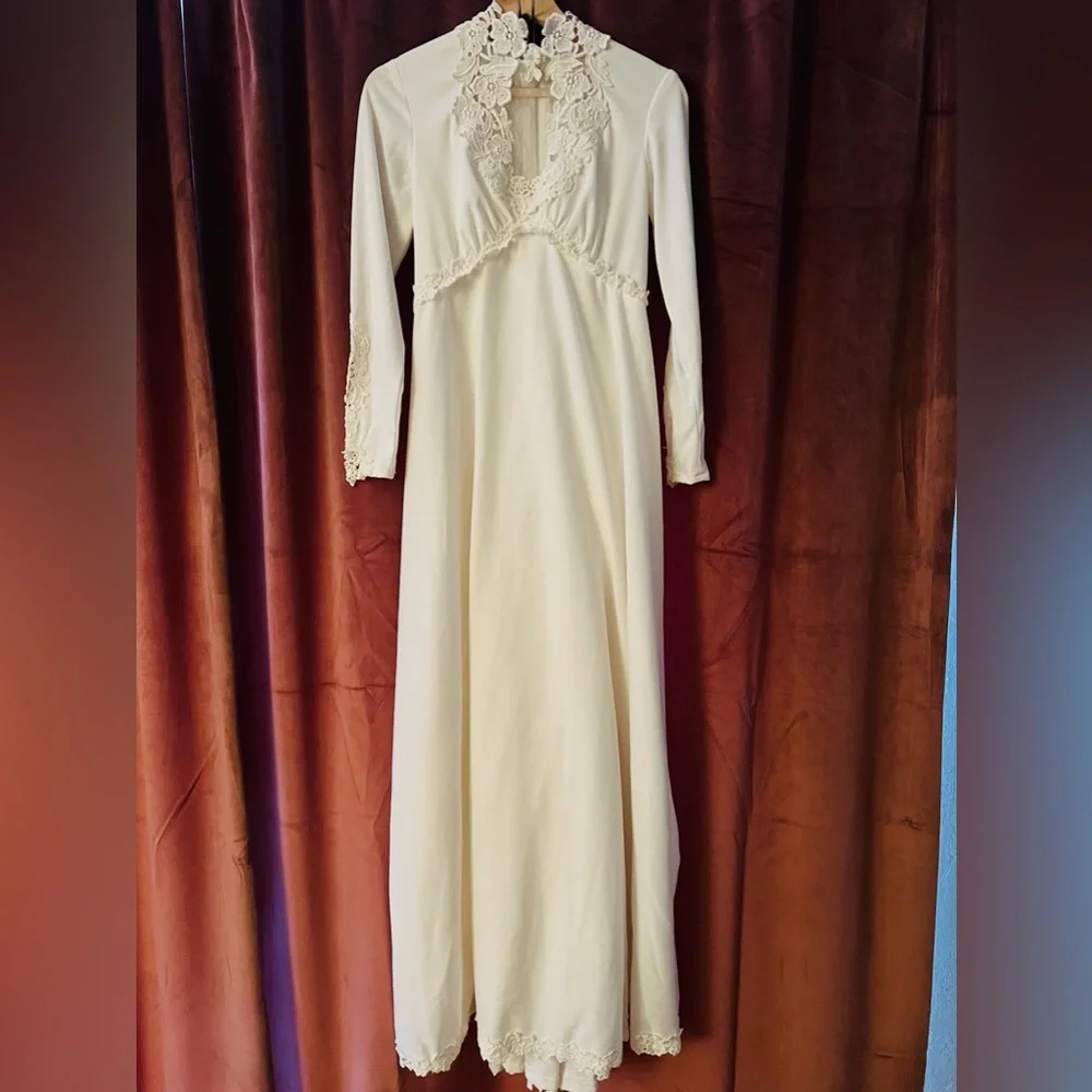 70’s Vintage wedding gown small/med - Picture 2 of 5